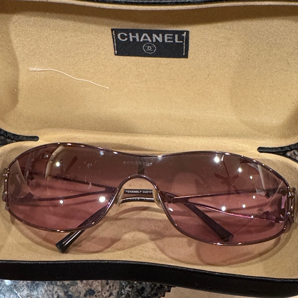 CHANEL Women's Sunglasses - vintage 4073B good condition
